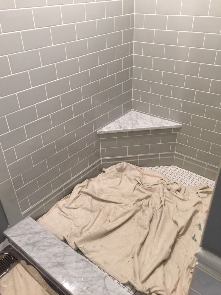 Idéer för att renovera ett mellanstort vintage en-suite badrum, med ett fristående handfat, skåp i shakerstil, skåp i mörkt trä, marmorbänkskiva, en dusch i en alkov, grå kakel, tunnelbanekakel och grå väggar