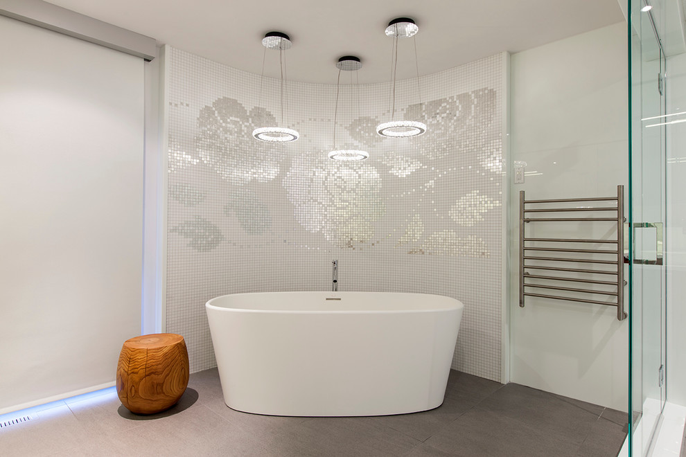 エドモントンにあるコンテンポラリースタイルのおしゃれな浴室 (置き型浴槽) の写真