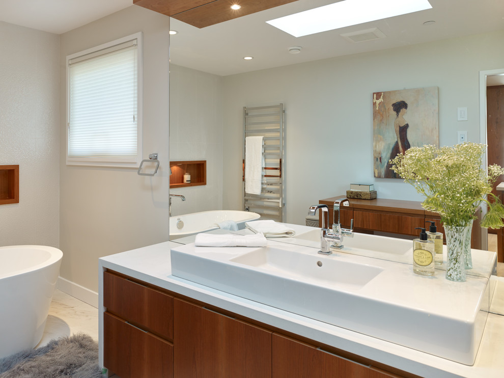 Свежая идея для дизайна: главная ванная комната среднего размера в современном стиле с фасадами цвета дерева среднего тона, отдельно стоящей ванной, душем в нише и белыми стенами - отличное фото интерьера