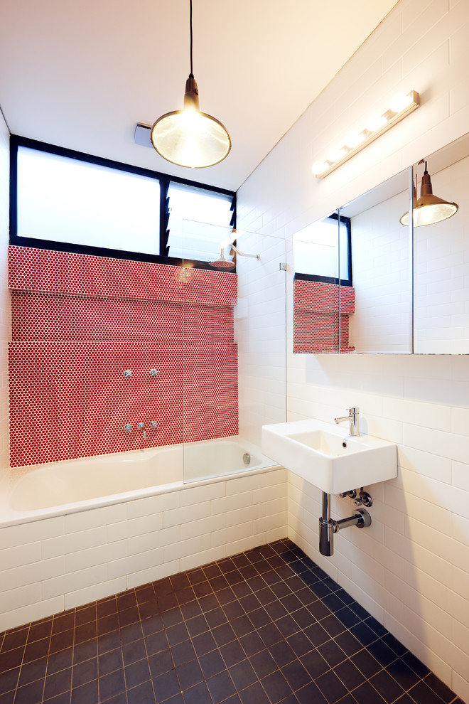 Идея дизайна: ванная комната в современном стиле с подвесной раковиной, красной плиткой и плиткой мозаикой