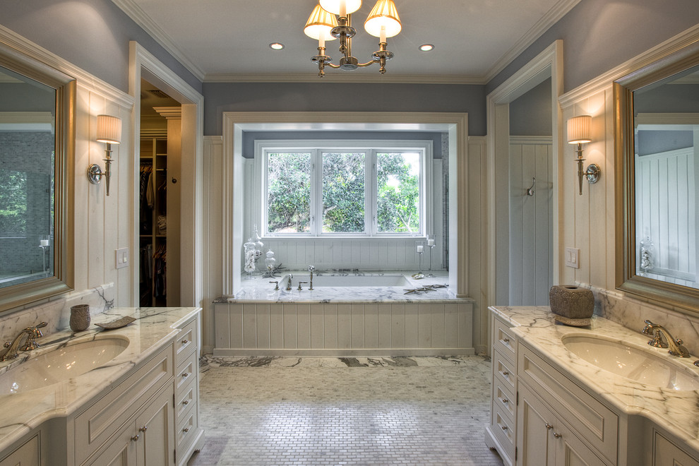 Источник вдохновения для домашнего уюта: ванная комната в морском стиле с полновстраиваемой ванной