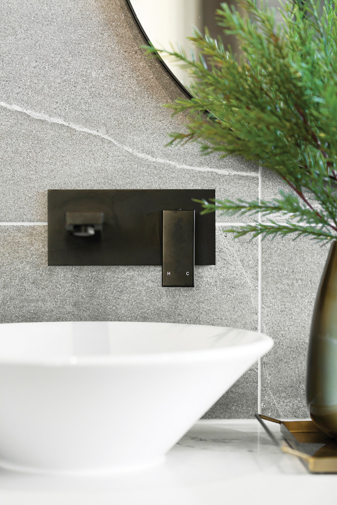 Exemple d'une salle de bain rétro avec un plan de toilette en quartz modifié et un sol gris.