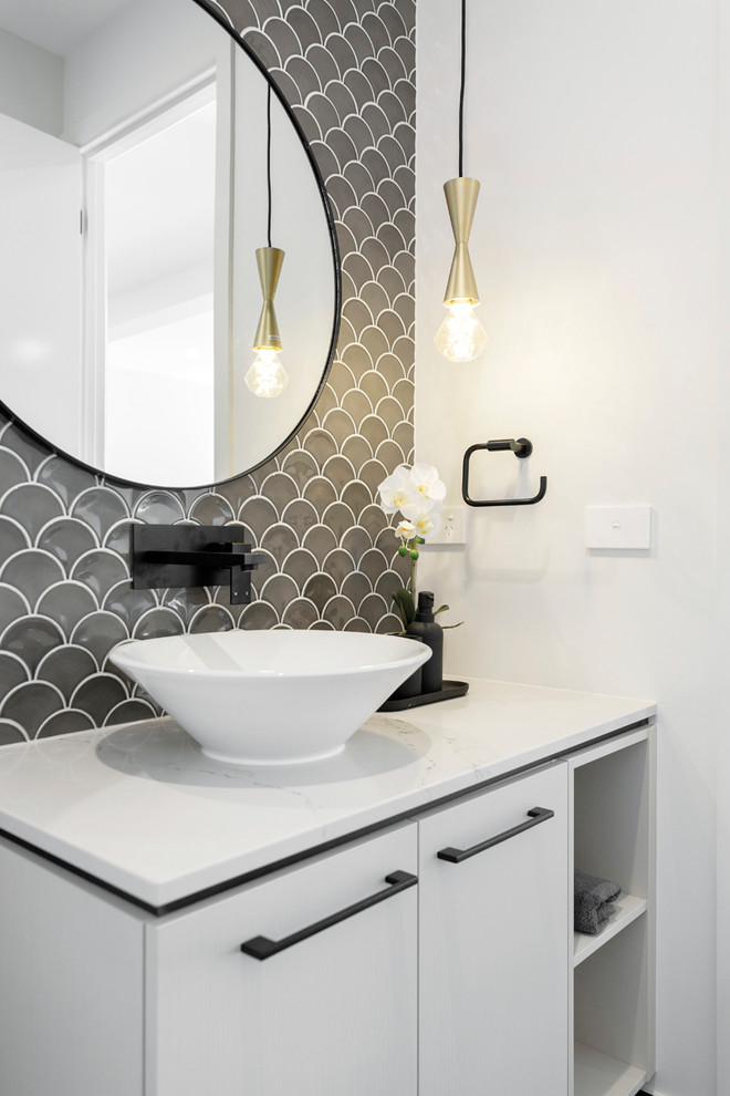 Foto di una stanza da bagno minimalista con top in quarzo composito e pavimento grigio