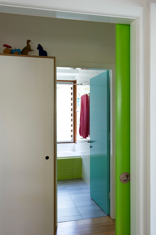 Idee per una piccola stanza da bagno stile marino con lavabo sospeso, vasca da incasso, vasca/doccia, WC monopezzo, piastrelle verdi, piastrelle in ceramica, pareti verdi e pavimento in gres porcellanato