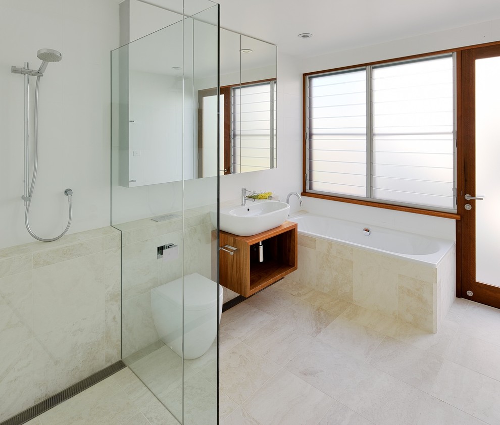Modelo de cuarto de baño contemporáneo con bañera exenta y paredes blancas