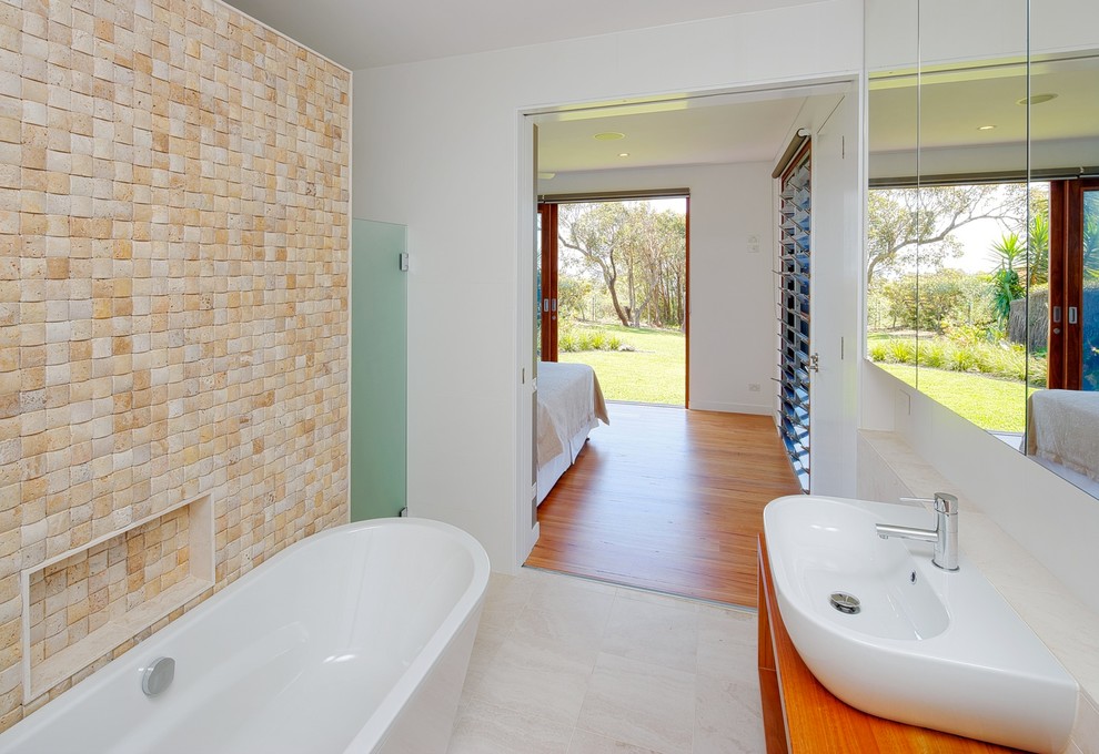 Imagen de cuarto de baño contemporáneo con bañera exenta y paredes blancas