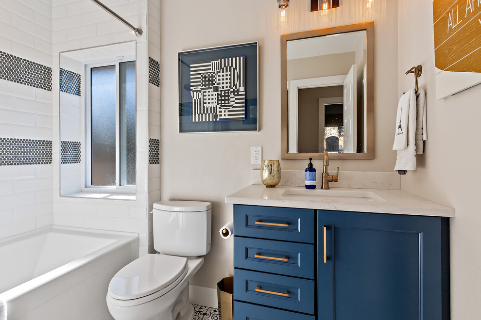 Свежая идея для дизайна: ванная комната в стиле неоклассика (современная классика) с фасадами с утопленной филенкой, синими фасадами, ванной в нише, душем над ванной, раздельным унитазом, черно-белой плиткой, бежевыми стенами, душевой кабиной, врезной раковиной, разноцветным полом, шторкой для ванной и белой столешницей - отличное фото интерьера