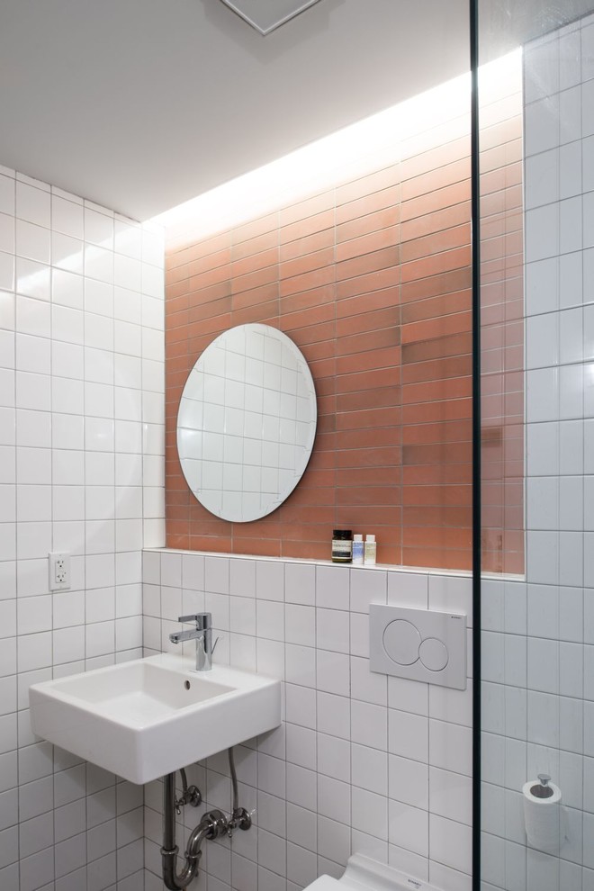 Immagine di una piccola stanza da bagno per bambini design con doccia aperta, WC sospeso, piastrelle in ceramica, piastrelle bianche, pareti bianche, lavabo sospeso e doccia aperta