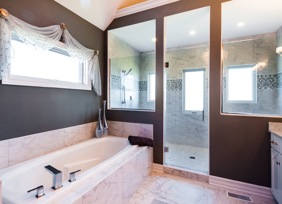 На фото: огромная главная ванная комната в стиле неоклассика (современная классика) с белыми фасадами, накладной ванной, фасадами с утопленной филенкой, двойным душем, унитазом-моноблоком, бежевой плиткой, коричневыми стенами, мраморным полом, врезной раковиной, мраморной столешницей и душем с распашными дверями