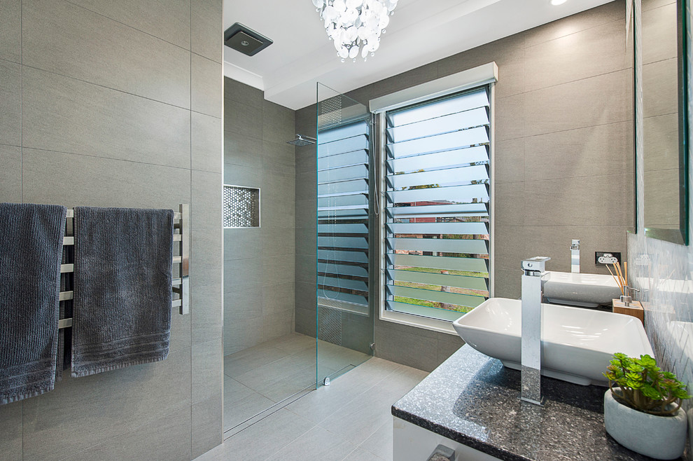 Diseño de cuarto de baño actual con encimera de granito