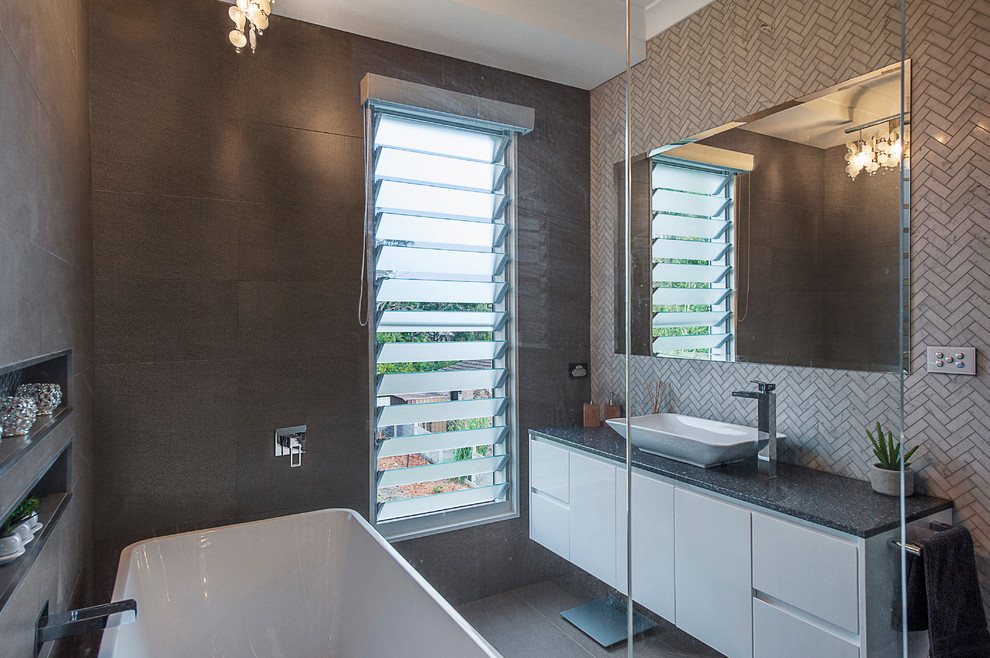 Imagen de cuarto de baño contemporáneo con encimera de granito