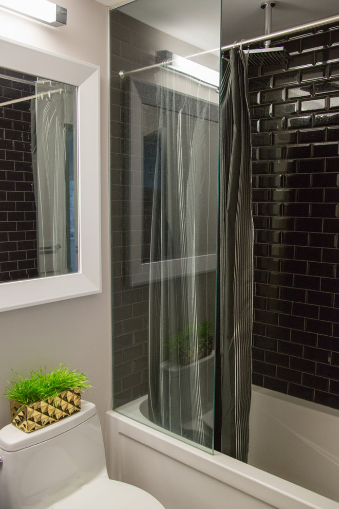 Стильный дизайн: маленькая ванная комната в стиле фьюжн с накладной ванной, душем над ванной, унитазом-моноблоком, черной плиткой, керамогранитной плиткой и серыми стенами для на участке и в саду - последний тренд