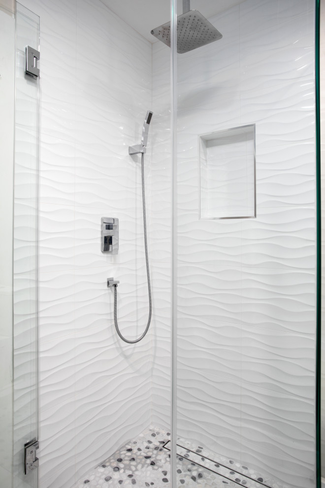 Immagine di una stanza da bagno padronale moderna di medie dimensioni con nessun'anta e lavabo da incasso