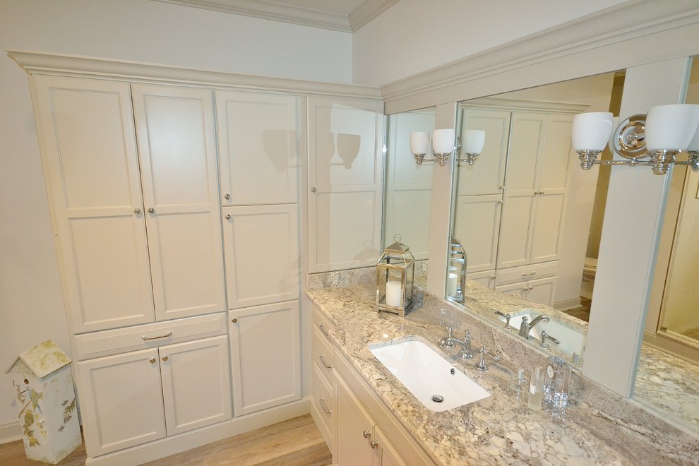 Inspiration för mellanstora klassiska en-suite badrum, med luckor med upphöjd panel, vita skåp, ett undermonterat badkar, en dusch i en alkov, en toalettstol med hel cisternkåpa, beige väggar, ljust trägolv, ett undermonterad handfat och granitbänkskiva