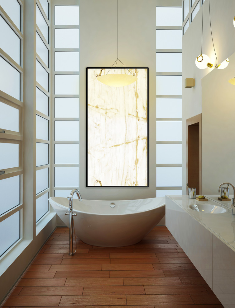 Стильный дизайн: огромная ванная комната в современном стиле с плоскими фасадами, белыми фасадами, отдельно стоящей ванной, белыми стенами и паркетным полом среднего тона - последний тренд