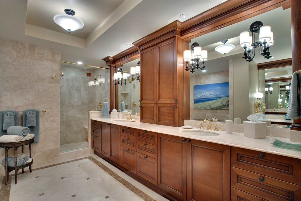 Пример оригинального дизайна: большая главная ванная комната в морском стиле с фасадами с утопленной филенкой, фасадами цвета дерева среднего тона, двойным душем и врезной раковиной