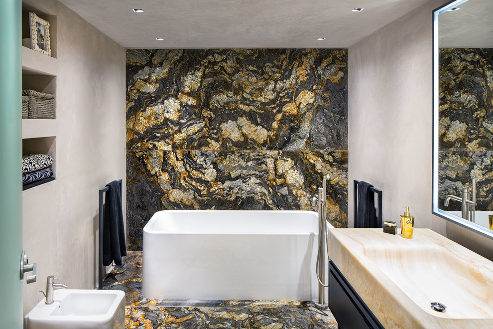 Imagen de cuarto de baño actual con lavabo integrado, bidé y paredes beige