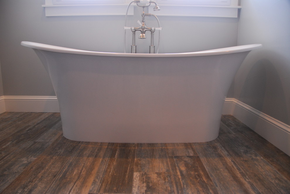 Идея дизайна: главная ванная комната в стиле кантри с отдельно стоящей ванной, коричневой плиткой и керамической плиткой