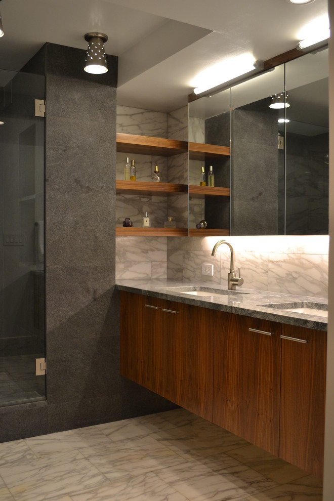 Свежая идея для дизайна: главная ванная комната в современном стиле с врезной раковиной, плоскими фасадами, фасадами цвета дерева среднего тона, душем в нише и белой плиткой - отличное фото интерьера