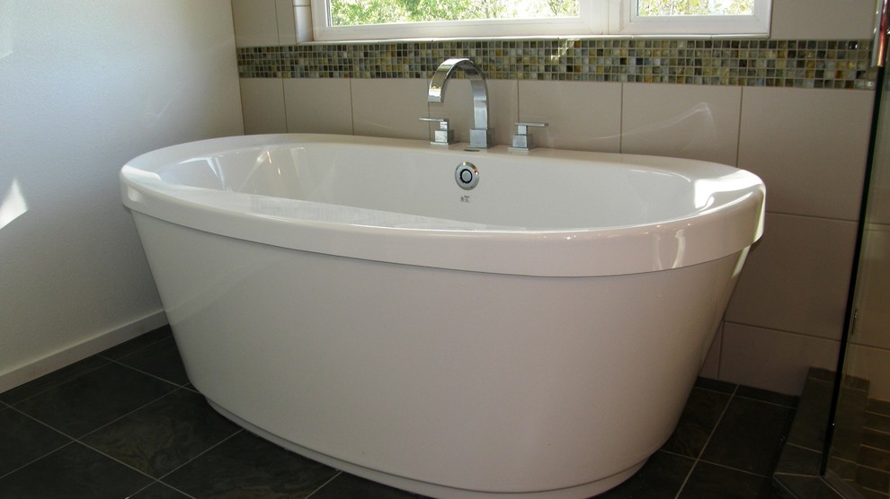 Пример оригинального дизайна: ванная комната в современном стиле с отдельно стоящей ванной, угловым душем и керамической плиткой