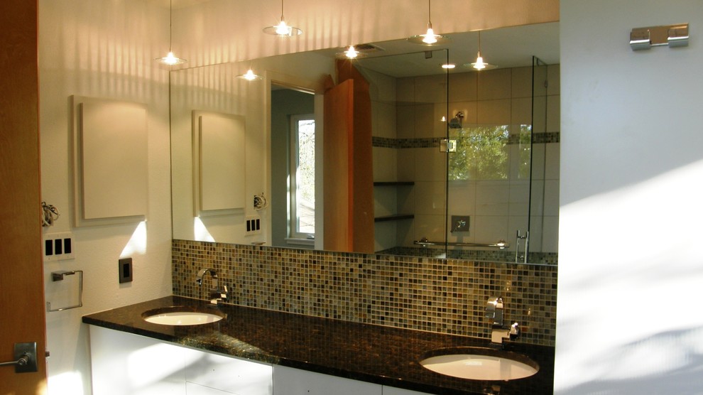 Cette photo montre une salle de bain tendance avec un lavabo encastré, un plan de toilette en granite et une baignoire indépendante.