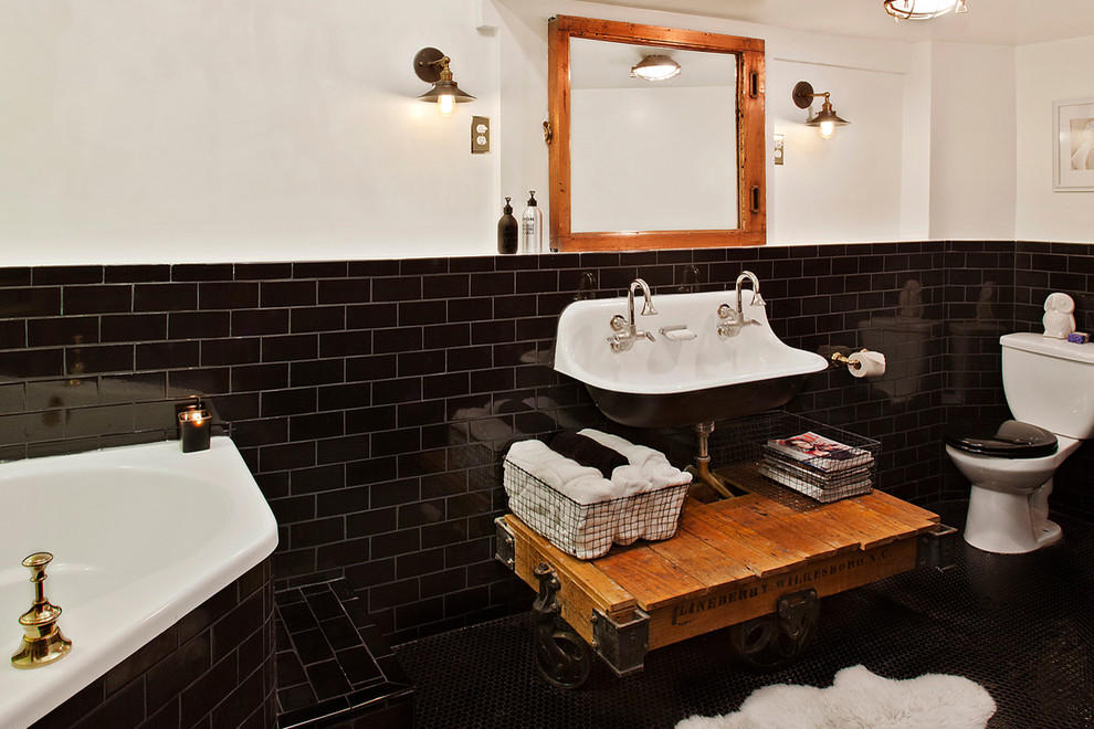 Свежая идея для дизайна: главная ванная комната среднего размера в стиле ретро с подвесной раковиной, плоскими фасадами, черными фасадами, душем над ванной, унитазом-моноблоком, черной плиткой, плиткой кабанчик, белыми стенами, полом из мозаичной плитки и угловой ванной - отличное фото интерьера