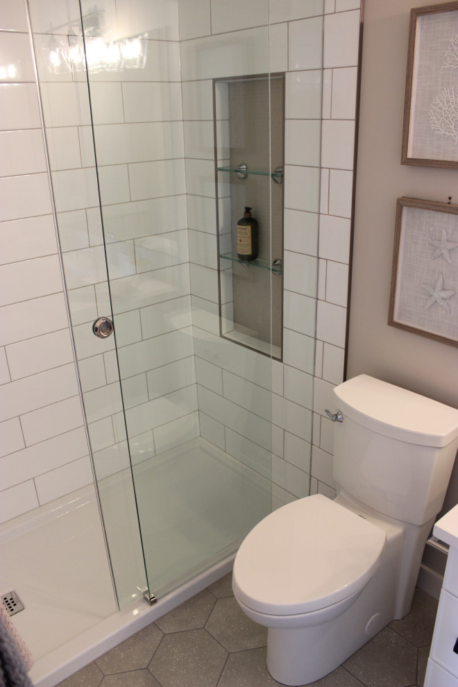 Cette photo montre une petite salle d'eau moderne avec une douche ouverte, WC à poser, un carrelage blanc, des carreaux de porcelaine, un mur marron, un sol en carrelage de céramique, un sol marron, une cabine de douche à porte coulissante et une niche.
