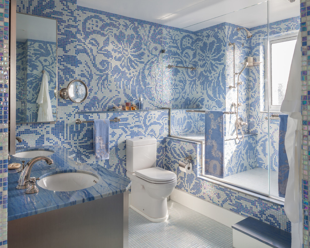 Стильный дизайн: ванная комната в современном стиле с разноцветной плиткой, душевой кабиной, врезной раковиной, душем в нише, раздельным унитазом, плиткой мозаикой, полом из мозаичной плитки, синей столешницей и окном - последний тренд