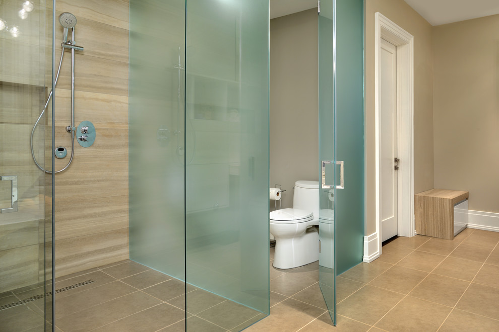 Diseño de cuarto de baño principal contemporáneo de tamaño medio con ducha a ras de suelo, sanitario de una pieza, paredes beige, suelo de travertino y cuarto de baño