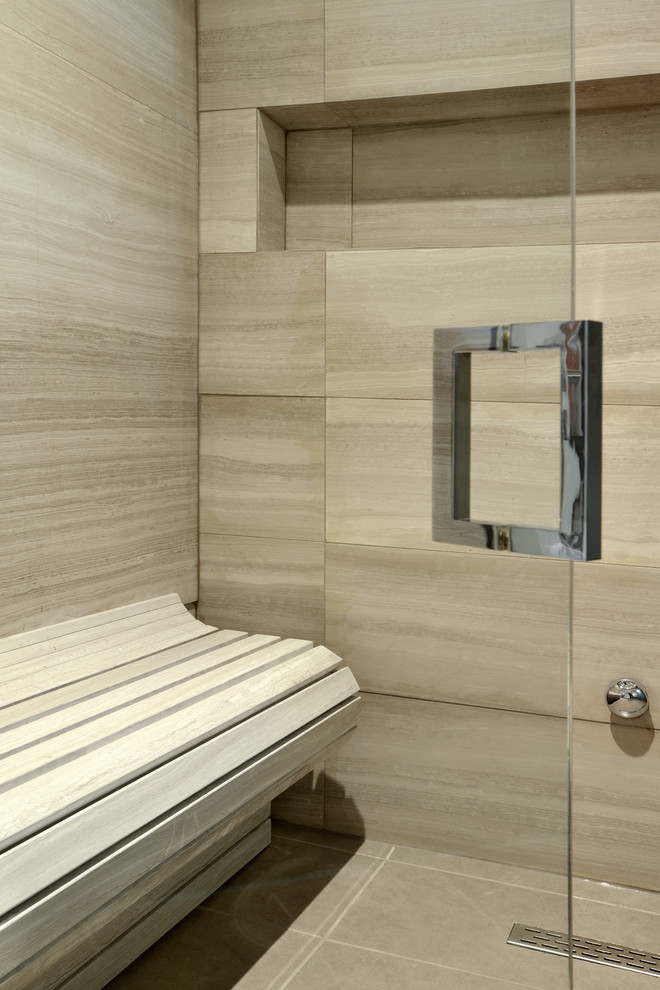На фото: большая главная ванная комната в современном стиле с душем без бортиков, унитазом-моноблоком, бежевой плиткой, керамогранитной плиткой, бежевыми стенами и полом из травертина с