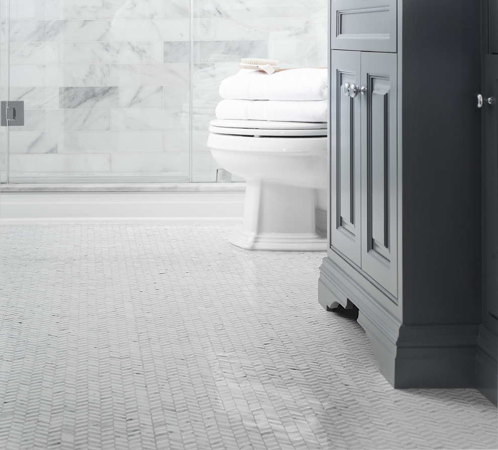 Kleines Klassisches Duschbad mit verzierten Schränken, grauen Schränken, Marmor-Waschbecken/Waschtisch, grauen Fliesen, Metrofliesen, grauer Wandfarbe und Marmorboden in New York