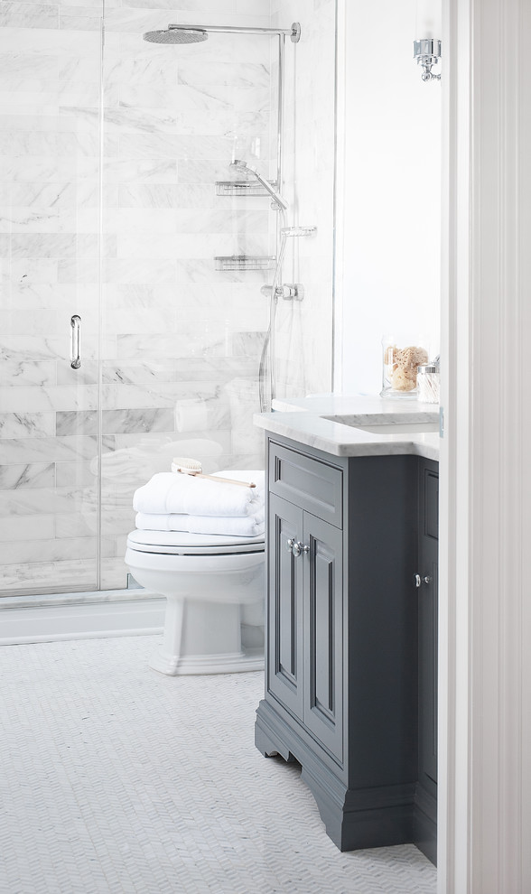 Aménagement d'une petite salle d'eau classique avec un lavabo posé, un placard en trompe-l'oeil, des portes de placard grises, un plan de toilette en marbre, un carrelage gris, un carrelage métro, un mur gris et un sol en marbre.