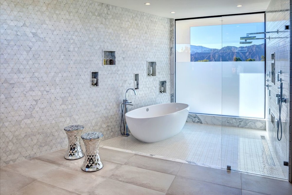 Idée de décoration pour une salle de bain principale design avec une baignoire indépendante, une douche double, un carrelage gris, un carrelage multicolore et un carrelage blanc.