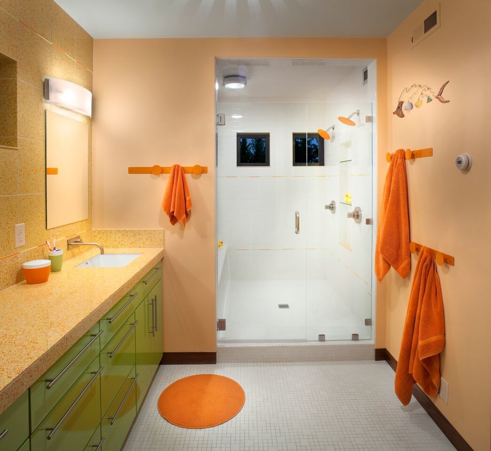 Свежая идея для дизайна: большая ванная комната в современном стиле с плоскими фасадами, зелеными фасадами, душем в нише, душевой кабиной, врезной раковиной, столешницей из искусственного кварца, оранжевыми стенами и полом из мозаичной плитки - отличное фото интерьера