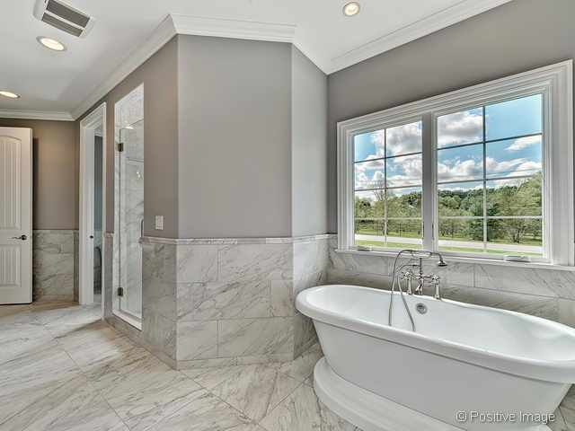 Idee per una grande stanza da bagno padronale classica con vasca freestanding, vasca/doccia, piastrelle bianche, piastrelle di marmo, pareti grigie, pavimento in marmo, pavimento grigio e doccia aperta