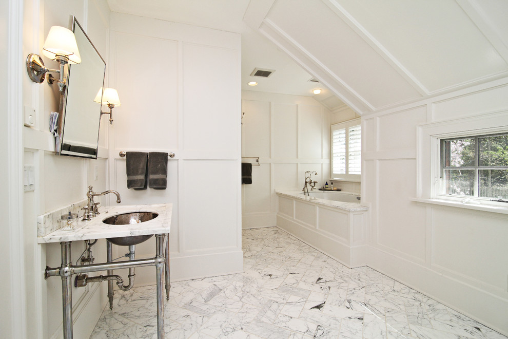 Свежая идея для дизайна: ванная комната в классическом стиле с консольной раковиной и ванной в нише - отличное фото интерьера