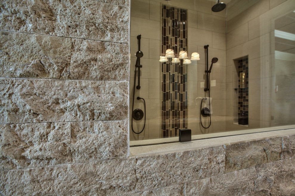 Идея дизайна: ванная комната в классическом стиле с фасадами с выступающей филенкой, черными фасадами, двойным душем, коричневыми стенами, полом из керамической плитки, врезной раковиной и мраморной столешницей