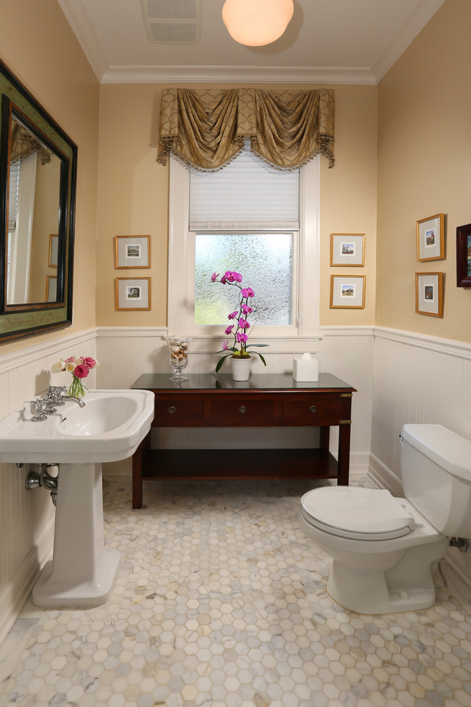 Foto de cuarto de baño clásico de tamaño medio con baldosas y/o azulejos en mosaico y aseo y ducha