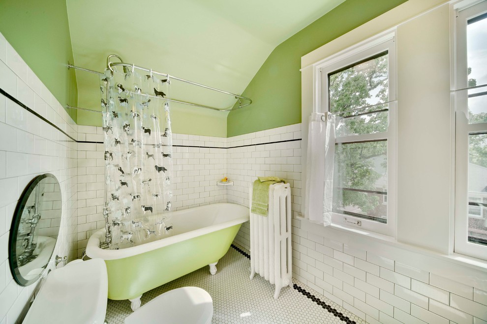 Пример оригинального дизайна: маленькая ванная комната в классическом стиле с ванной на ножках, душем над ванной, зелеными стенами, полом из мозаичной плитки, белой плиткой, плиткой кабанчик и белым полом для на участке и в саду