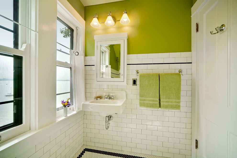 На фото: маленькая ванная комната в классическом стиле с плоскими фасадами, белыми фасадами, белой плиткой, плиткой кабанчик, зелеными стенами, полом из мозаичной плитки, подвесной раковиной, разноцветным полом и панелями на стенах для на участке и в саду с
