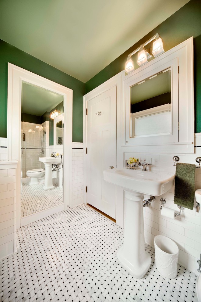 Kleines Klassisches Badezimmer mit flächenbündigen Schrankfronten, weißen Schränken, weißen Fliesen, Metrofliesen, grüner Wandfarbe, Mosaik-Bodenfliesen, Wandwaschbecken, buntem Boden, Einzelwaschbecken und vertäfelten Wänden in Sonstige