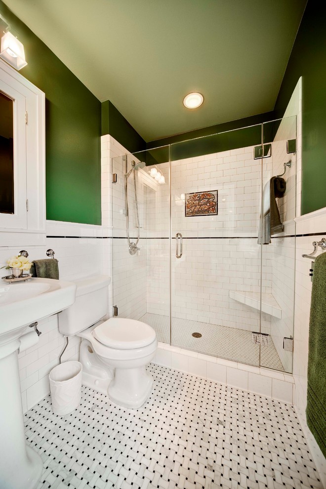 他の地域にある小さなトラディショナルスタイルのおしゃれな浴室 (サブウェイタイル、緑の壁、フラットパネル扉のキャビネット、白いキャビネット、アルコーブ型シャワー、白いタイル、マルチカラーの床、モザイクタイル、壁付け型シンク、羽目板の壁) の写真