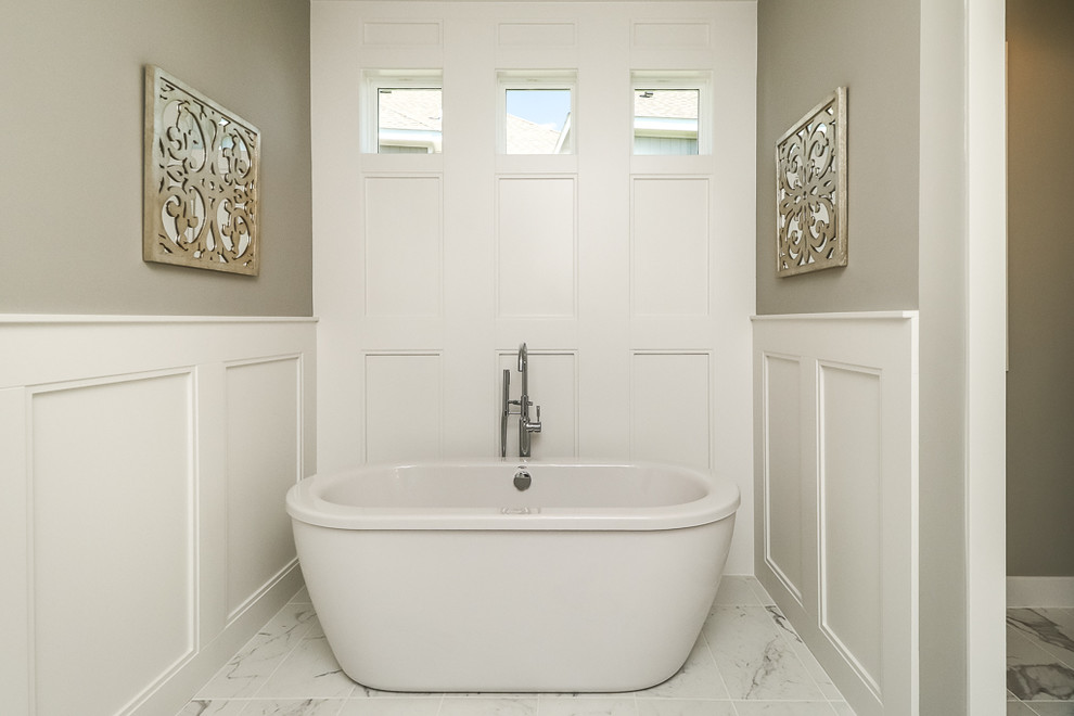 Modelo de cuarto de baño tradicional renovado con bañera exenta, baldosas y/o azulejos blancos y paredes grises
