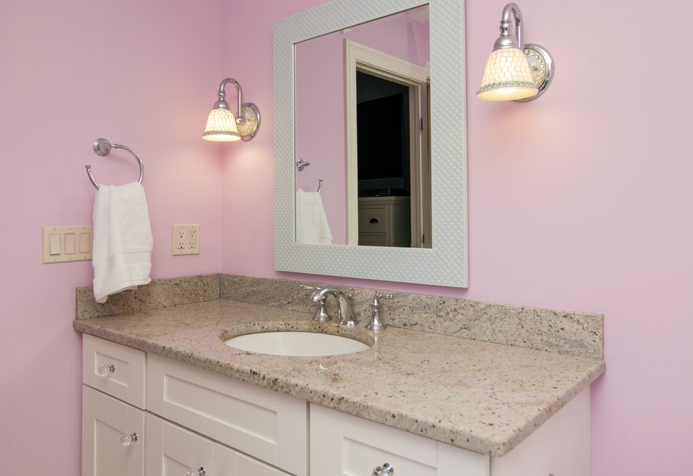 Foto di una stanza da bagno per bambini classica di medie dimensioni con lavabo sottopiano, ante in stile shaker, ante bianche, top in granito, WC a due pezzi e pareti rosa