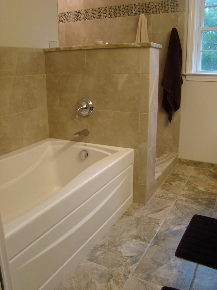 Esempio di una stanza da bagno padronale chic di medie dimensioni con lavabo sottopiano, ante con riquadro incassato, ante in legno bruno, top in marmo, doccia ad angolo, WC monopezzo e pareti beige