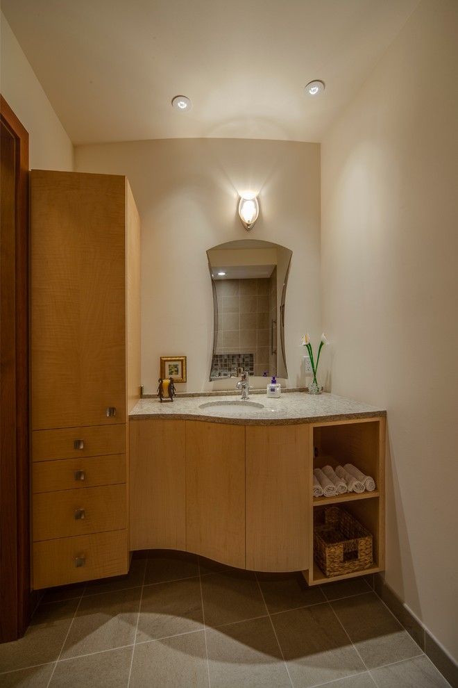 Foto di una stanza da bagno minimalista con ante lisce, lavabo sottopiano e mobile bagno incassato