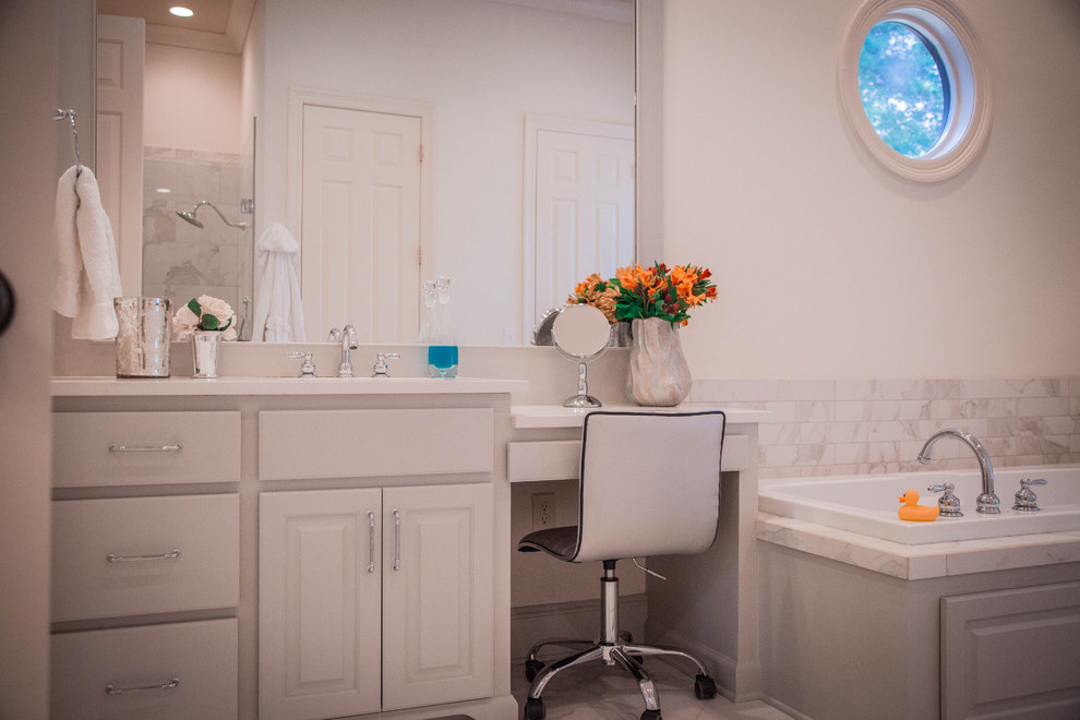 На фото: главная ванная комната в классическом стиле с фасадами в стиле шейкер, белыми фасадами, угловой ванной, душем в нише, разноцветной плиткой, белыми стенами, врезной раковиной, разноцветным полом и душем с распашными дверями с