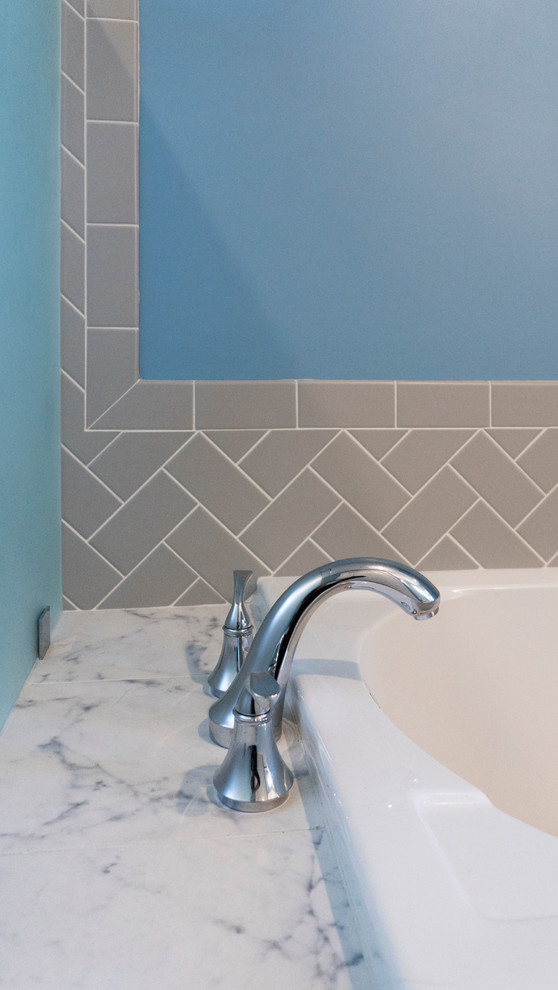 Großes Uriges Badezimmer En Suite mit Einbaubadewanne, Doppeldusche, weißen Fliesen, Steinfliesen, blauer Wandfarbe und Marmorboden in Seattle