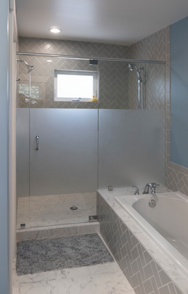 Großes Rustikales Badezimmer En Suite mit Einbaubadewanne, Doppeldusche, weißen Fliesen, Steinfliesen, blauer Wandfarbe und Marmorboden in Seattle