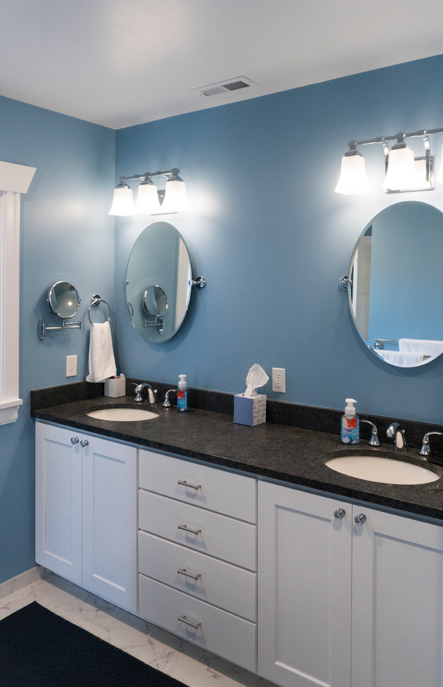 シアトルにある広いトラディショナルスタイルのおしゃれなマスターバスルーム (シェーカースタイル扉のキャビネット、白いキャビネット、ドロップイン型浴槽、ダブルシャワー、白いタイル、石タイル、青い壁、大理石の床、アンダーカウンター洗面器) の写真